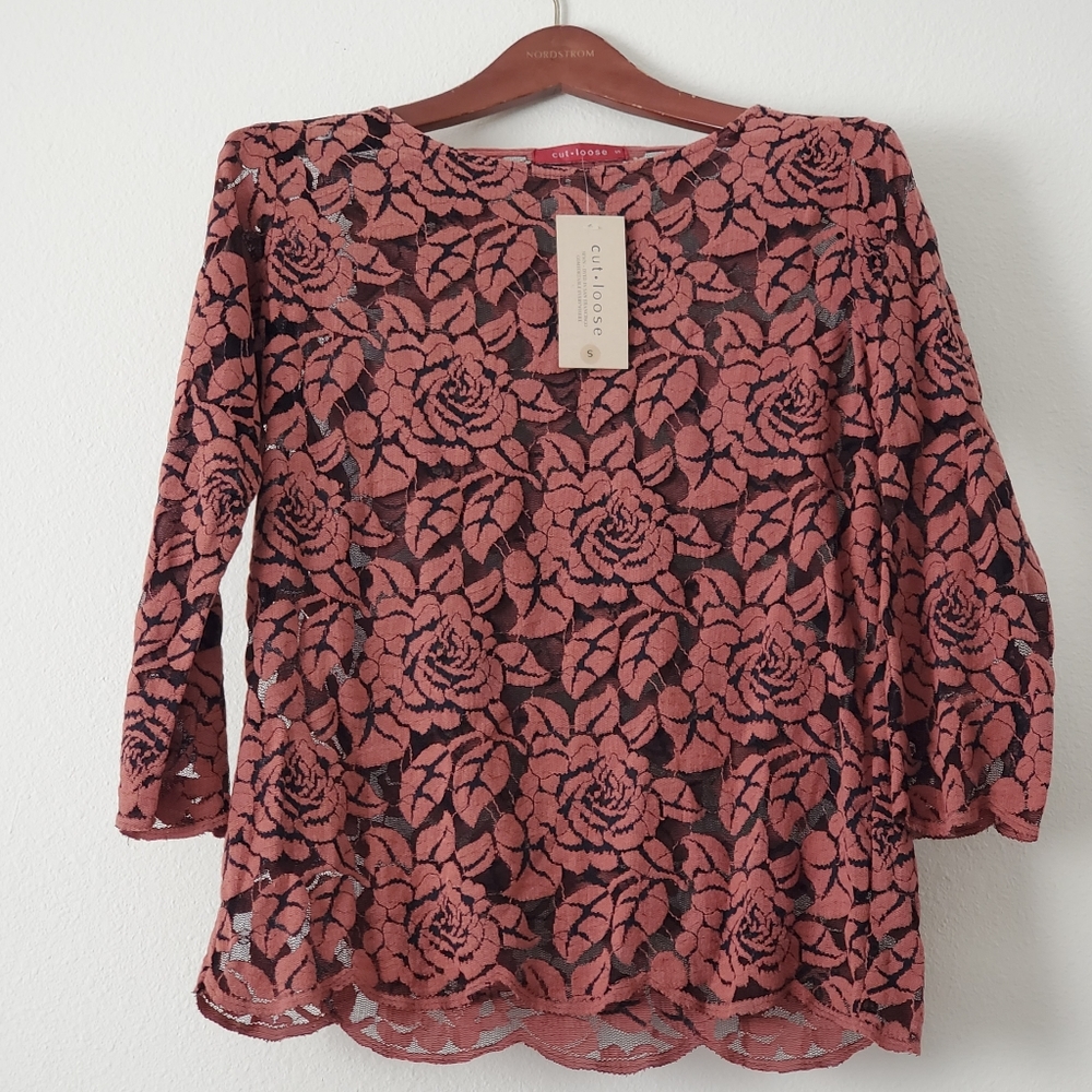 NWT!❤ Cut Loose Floral Top